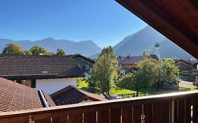 Dachgeschosswohnung mit traumhaftem Zugspitzblick bei Garmisch